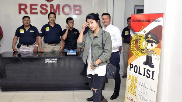 Gaya Nabila Putri Sambangi Polda Metro Jaya