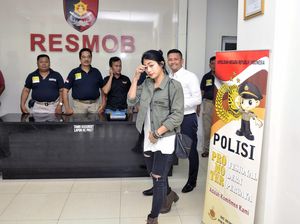 Gaya Nabila Putri Sambangi Polda Metro Jaya