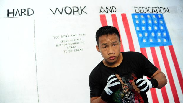 LATIHAN DAUD YORDAN DI SUKADANA Petinju Daud Yordan menjalani latihan di Sasana 24/7 Daud Yordan Boxing Club di Kecamatan Sukadana, Kabupaten Kayong Utara, Kalbar, Senin (17/10). Daud Yordan yang berasal dari Sukadana tersebut berhasil merebut sabuk juara kelas ringan WBA internasional setelah mengalahkan petinju Argentina Rafael Cristian Coria di Uruguay pada Juni lalu, dan selanjutnya mempersiapkan diri untuk laga perebutan juara dunia kelas ringan WBA. ANTARA FOTO/Jessica Helena Wuysang/aww/16.