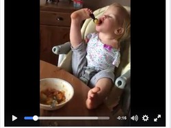 Momen Saat Bocah yang Terlahir Tanpa Tangan Menyuap Makanan Ini Jadi Viral