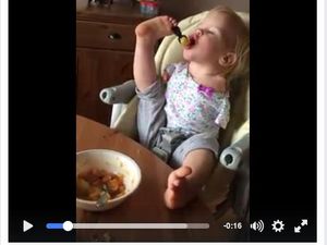 Momen Saat Bocah yang Terlahir Tanpa Tangan Menyuap Makanan Ini Jadi Viral Momen Saat Bocah yang Terlahir Tanpa Tangan Menyuap Makanan Ini Jadi Viral