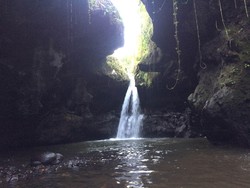 Air Terjun Burung Walet, Keindahan Tersembunyi di Balik Gua Lombok Timur