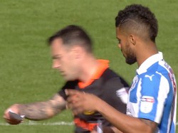 Kocak! Pesepakbola Ini Iseng Rampas Kertas Berisikan Strategi Tim Lawan