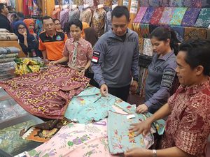 Keliling Pasar Baru, Agus dan Annisa Pohan Belanja Batik Betawi