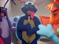 Aksi Kocak Personel Maroon 5 Berkostum Pokemon dari Balik Kamera