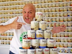 Pencinta Kopi Ini Koleksi 409 Mug Starbucks dari Seluruh Dunia