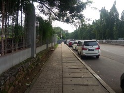 Sering Dirazia, Masih Banyak Pengendara Bandel Parkir di Depan Kalibata City