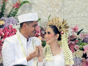 Momen Bahagia di Pernikahan Ryana Dea dan Puadin Redi
