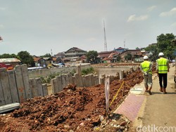 Dihentikan Sementara, Proyek Normalisasi Kali Ciliwung Diberi Garis Polisi