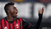 Gol MBaye Niang pada menit ke-46 memperbesar keunggulan Milan. REUTERS/Alessandro Garofalo.