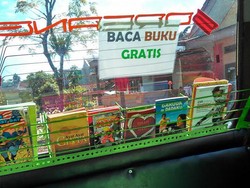 Viral di Medsos, Suami-Istri Ini Dipuji Bikin Perpustakaan di Angkot