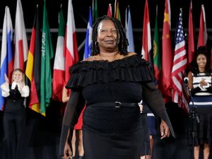 Whoopi Goldberg Desain Sweater Jelek untuk Natal