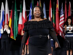 Whoopi Goldberg Desain Sweater Jelek untuk Natal