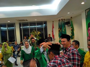 Didukung PPP Djan, Ahok dan Djarot Dipakaikan Peci