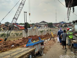 Pekerja yang Tertimpa Paku Bumi di Ciliwung hingga Diamputasi Dikenal Hati-hati