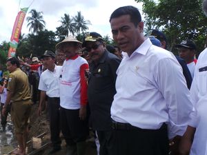 Mentan Blusukan Awasi Musim Tanam Padi di Pandeglang