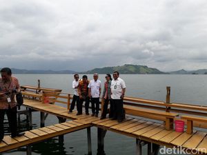 Cekrek! Rini Selfie Bareng Bos-bos Pertamina di Danau Sentani