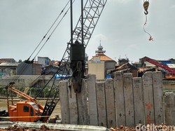 Paku Bumi Timpa Pekerja, Proyek Normalisasi Ciliwung Dihentikan Sementara