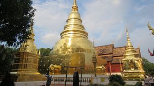 Vihara Emas Berkilau di Chiang Mai