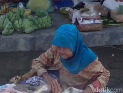 Inspirasi dari Mbah Ginem, Nenek 90 Tahun Penjual Tempe di Pasar Watuombo