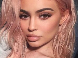 Kylie Jenner Rilis Eyeshadow yang Matching dengan Warna Rambutnya