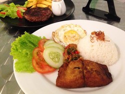 Harlequin Bistro: Menikmati Ikan Goreng dengan Sambal Jambal di Kafe yang Ramah Anak