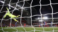 David De Gea melayang ke udara untuk melakukan penyelamatan gawangnya dari kebobolan. Reuters/Phil Noble.