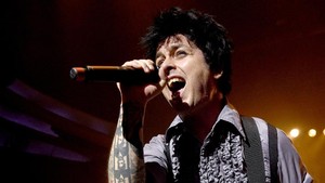Viral Billie Joe Armstrong Ngamuk, Beri Jari Tengah ke Penonton