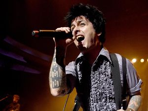 Billie Joe Armstrong Jadi Kejutan Saat Charli XCX Tampil di Coachella Billie Joe Armstrong Jadi Kejutan Saat Charli XCX Tampil di Coachella