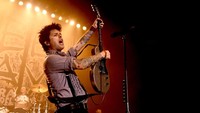 Billie Joe Armstrong sampai Travis Barker Bikin Supergrup CRETIN FAMILY