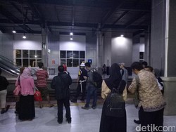 Sempat Ada Gangguan Wesel, Penumpang ini Masih Setia Menunggu KRL