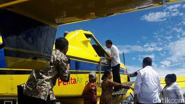 Jokowi Cek Pesawat Pengangkut BBM di Papua