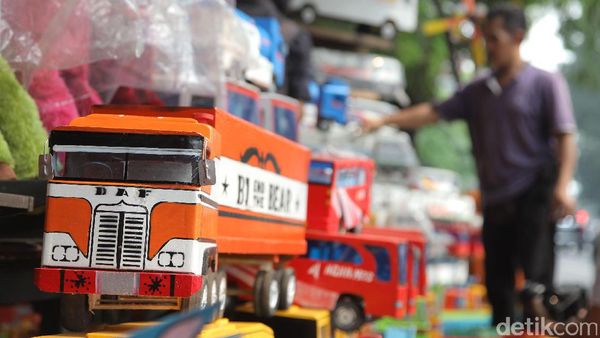 Geliat Penjual Mainan Kayu di Jakarta