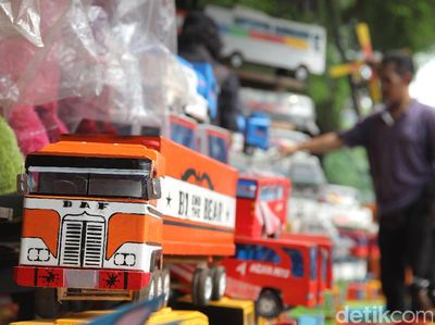 Geliat Penjual Mainan Kayu di Jakarta