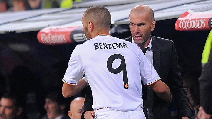 MADRID, SPAIN - OCTOBER 30:  Karim Benzema of Real Madrid CF celebrates with assistant coach and former Real player Zinedine Zidane after scoring Reals 4th goal during the La Liga match between Real Madrid CF and Sevilla FC at the Santiago Bernabeu Stadium on October 30, 2013 in Madrid, Spain.  (Photo by Denis Doyle/Getty Images)