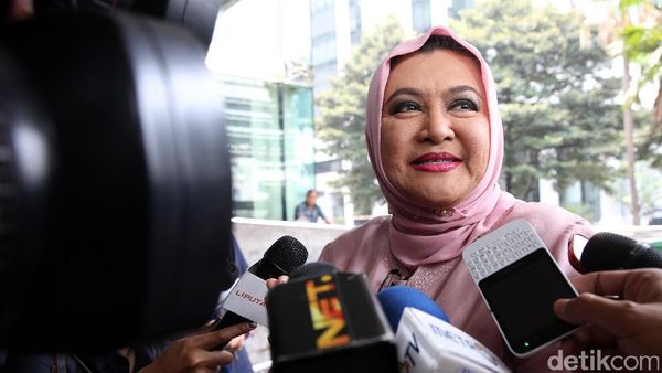 Emilia Contessa Penuhi Panggilan KPK