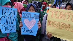 Mahasiswa se-Jadebek Demo di Kantor Ahok