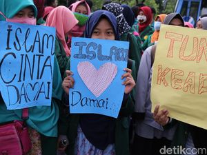 Mahasiswa se-Jadebek Demo di Kantor Ahok