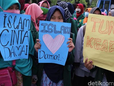 Mahasiswa se-Jadebek Demo di Kantor Ahok
