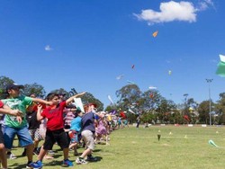 Lomba Pesawat Kertas di Brisbane Dorong Anak Singkirkan Laptopnya