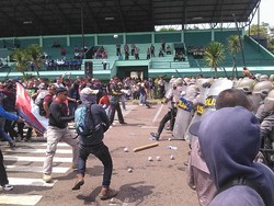 Simulasi Pengamanan Pilkada Cimahi, Massa Bentrok dengan Polisi