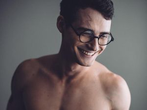 Viral, Model Tampan Berubah Jadi Harry Potter Seksi
