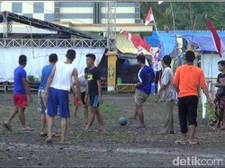 Tak Peduli Kasus Hukum Dimas Kanjeng, Para Pengikut Tetap Asyik Berolahraga