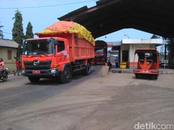 Truk Sampah di Bantargebang Antre Belasan Jam, Ahok: Alat Berat Sudah Cukup