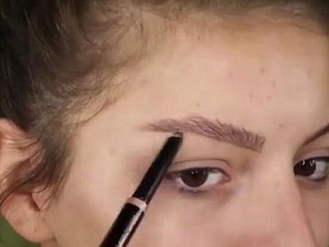 7 Cara Makeup Natural untuk Penampilan Sehari-hari