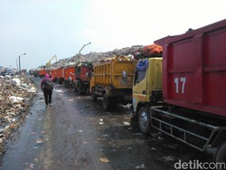 Truk Sampah Antre Lama di Bantargebang, Sopir Bengkak Pengeluaran dan Pingsan