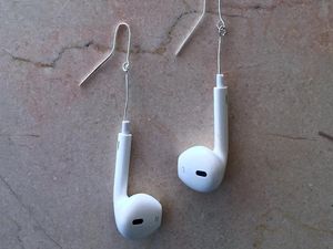 Kreatif, Desainer Ini Sulap Keset Hingga Earphone Jadi Produk Fashion Keren