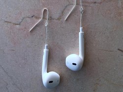 Kreatif, Desainer Ini Sulap Keset Hingga Earphone Jadi Produk Fashion Keren