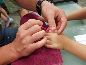 Saat Para Ayah Menghias Kuku Putrinya dengan Kuteks