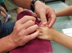 Saat Para Ayah Menghias Kuku Putrinya dengan Kuteks